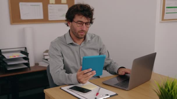 Jovem Trabalhador Negócios Hispânico Usando Touchpad Laptop Escritório — Vídeo de Stock
