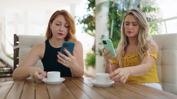 Dos Mujeres Hacen Selfie Por Teléfono Inteligente Sentado Mesa Terraza — Vídeos de Stock