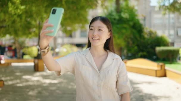 Chinesin Lächelt Selbstbewusst Und Macht Selfie Mit Dem Smartphone Park — Stockvideo