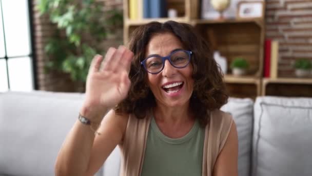 Middle Age Hispanic Woman Speaking Waving Camera — Stock video