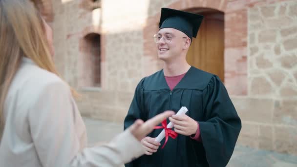 Homem Mulher Mãe Filho Juntos Segurando Diploma Pós Graduação Universidade — Vídeo de Stock