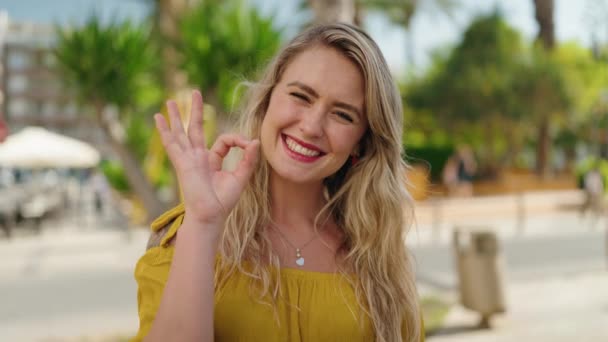 Jonge Vrouw Glimlachen Zelfverzekerd Doen Teken Straat — Stockvideo