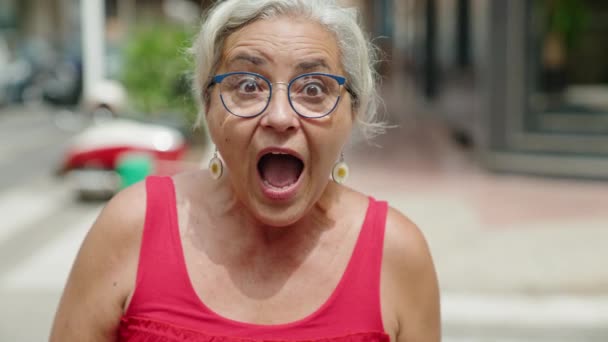 Grauhaarige Frau Mittleren Alters Steht Mit Überraschendem Gesichtsausdruck Auf Der — Stockvideo