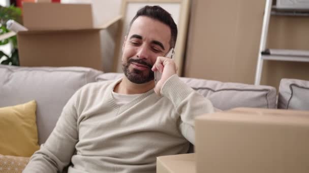 Jonge Spaanse Man Glimlachend Zelfverzekerd Praten Smartphone Nieuw Huis — Stockvideo