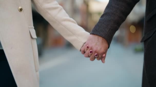 Casal Meia Idade Andando Com Mãos Juntas Rua — Vídeo de Stock