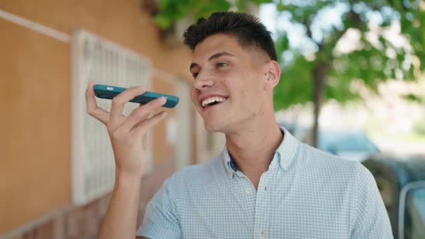 Ung Latinamerikansk Man Ler Säker Talar Smartphone Gatan — Stockvideo
