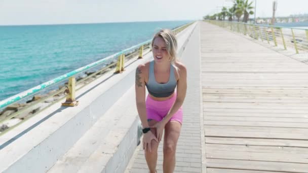 Mujer Rubia Joven Corriendo Sufriendo Por Lesión Rodilla Playa — Vídeos de Stock