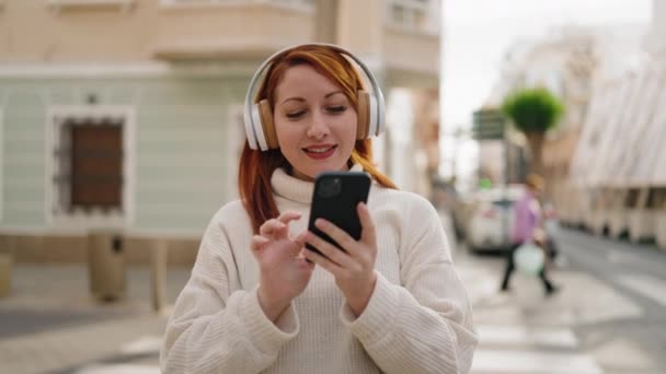 Young Redhead Woman Smiling Confident Listening Music Street — 图库视频影像