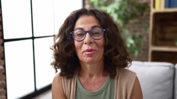 Middle Age Hispanic Woman Speaking Camera — Stock video