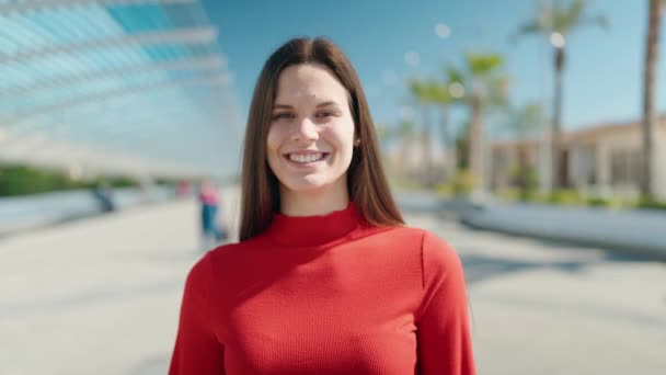 Junge Frau Lächelt Zuversichtlich Und Macht Zeichen Mit Erhobenem Daumen — Stockvideo