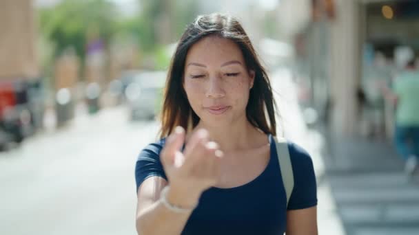 아시아 여인은 거리에서 손으로 자신있게 웃는다 — 비디오