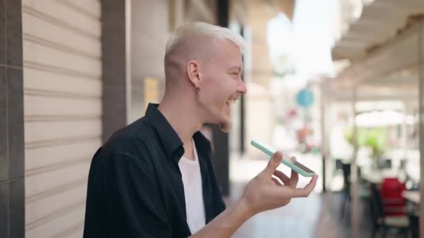 Молодий Білий Чоловік Посміхається Впевнено Говорити Смартфону Вулиці — стокове відео