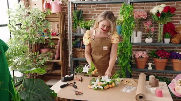 Young Beautiful Hispanic Woman Florist Make Bouquet Flowers Flower Shop — Wideo stockowe