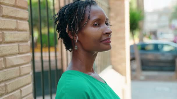 Middelbare Leeftijd Afrikaanse Amerikaanse Vrouw Glimlachend Zelfverzekerd Staan Straat — Stockvideo