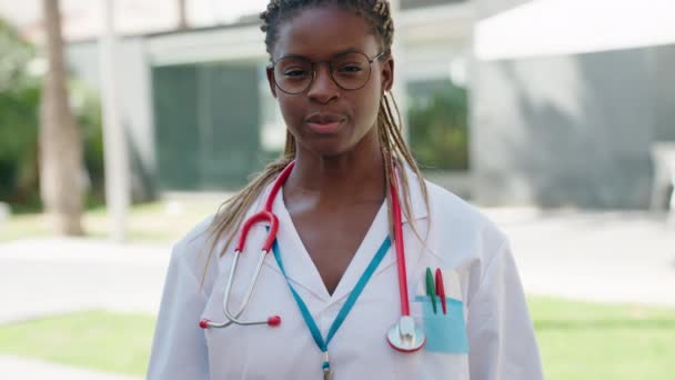 Лікар Афроамериканка Усміхається Впевнено Вказує Пальцем Парковку — стокове відео