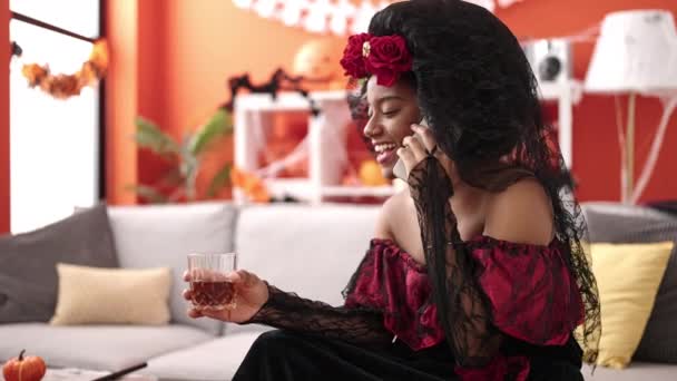 Donna Afroamericana Costume Katrina Che Parla Smartphone Bevendo Whisky Casa — Video Stock