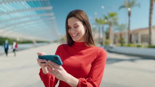 Young Woman Smiling Confident Watching Video Smartphone Park — Vídeo de Stock