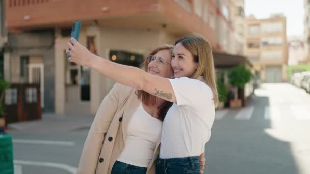 Mãe Filha Usando Smartphone Juntos Rua — Vídeo de Stock