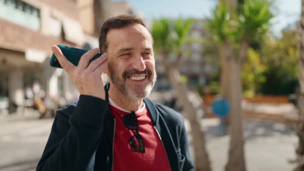 Middelbare Leeftijd Man Glimlachend Vol Vertrouwen Luisteren Audioboodschap Door Smartphone — Stockvideo