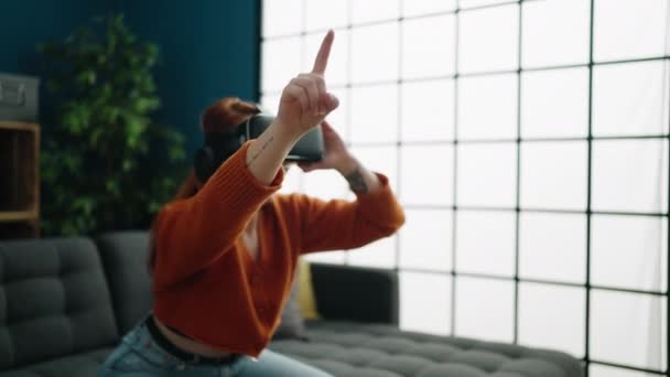Молодая Рыжая Женщина Играет Видеоигры Используя Очки Виртуальной Реальности Дома — стоковое видео