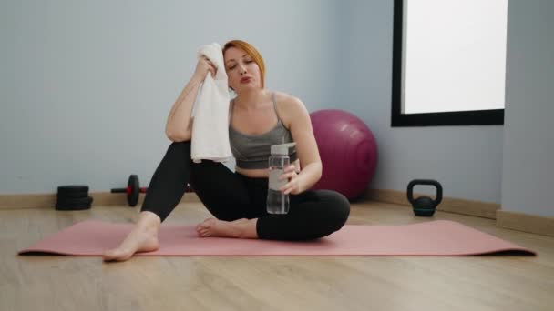 Young Redhead Woman Tired Drinking Water Sitting Floor Sport Center — Vídeo de Stock