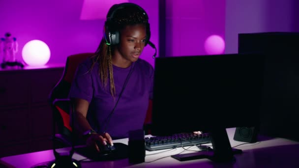 Mujer Afroamericana Streamer Jugando Videojuego Usando Computadora Sala Juegos — Vídeos de Stock