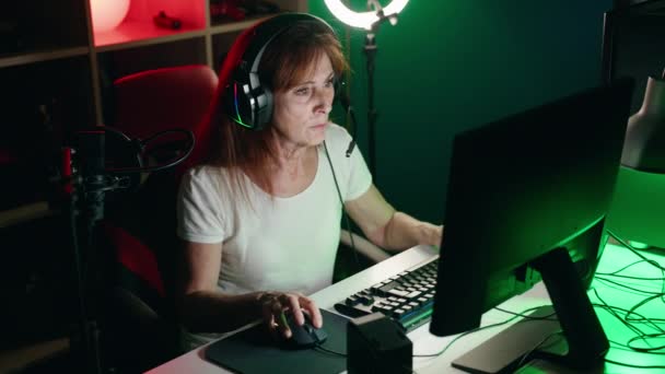 Middle Age Woman Streamer Playing Video Game Using Computer Gaming — Vídeo de Stock