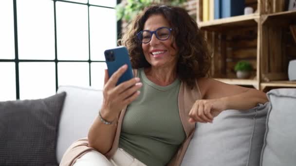 Middle Age Hispanic Woman Waving Telephone — Stock video
