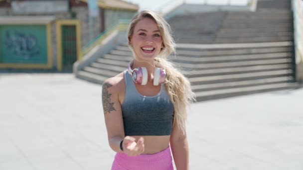 Junge Blonde Frau Sportkleidung Macht Kommen Geste Auf Der Straße — Stockvideo