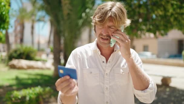 Genç Adam Akıllı Telefondan Konuşuyor Parkta Kredi Kartı Kullanıyor — Stok video