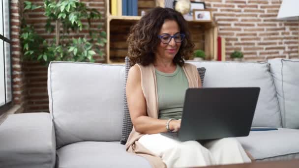 Middle Age Hispanic Woman Using Laptop Sitting Sofa — Video