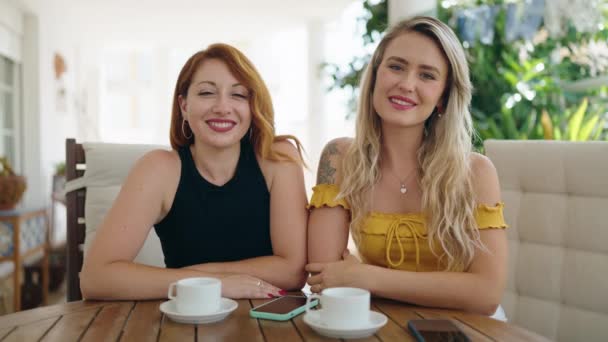 Twee Vrouwen Die Koffie Drinken Tafel Het Terras Thuis — Stockvideo