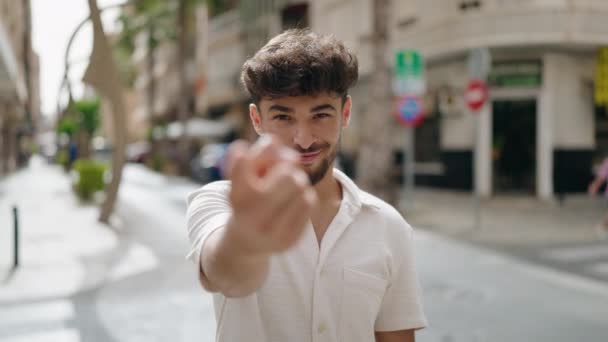 Νεαρός Άραβας Χαμογελά Σίγουρος Κάνει Έρχονται Χειρονομία Δάχτυλο Στο Δρόμο — Αρχείο Βίντεο