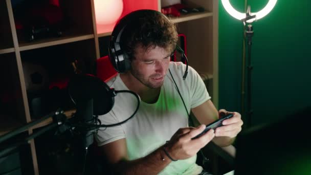 Ung Latinamerikansk Man Streamer Spela Spel Med Hjälp Smartphone Musik — Stockvideo