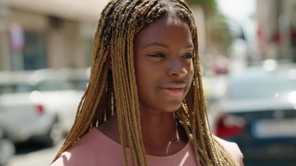 Afro Amerikaanse Vrouw Glimlachen Zelfverzekerd Staan Straat — Stockvideo