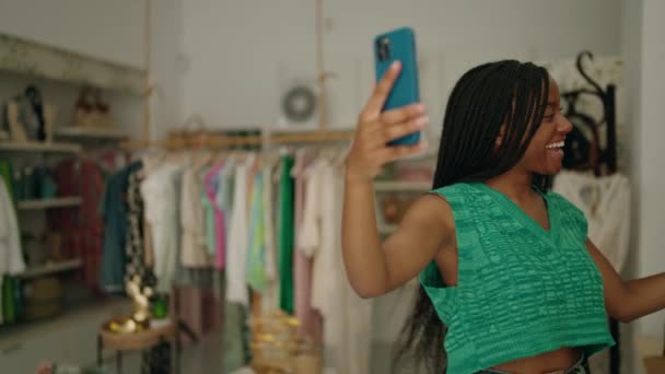 Африканська Американська Жінка Клієнтка Має Відеодзвінок Магазину Одягу — стокове відео