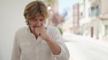 Sokakta öksüren genç adam