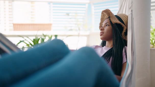 Mujer Afroamericana Cubriendo Cara Con Sombrero Acostado Hamaca Terraza Del — Vídeos de Stock