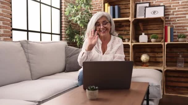 Středního Věku Šedovlasá Žena Usměvavá Sebevědomě Videohovory Pomocí Notebooku Doma — Stock video