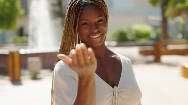 Afroamerykanka Uśmiecha Się Pewnie Robiąc Gest Parku — Wideo stockowe