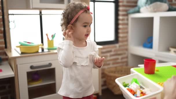 Menina Caucasiana Adorável Brincando Com Cozinha Brincar Jardim Infância — Vídeo de Stock