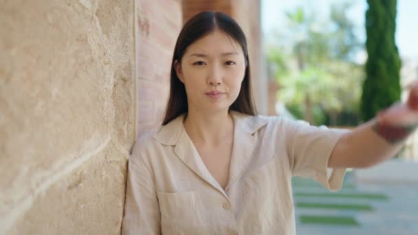 Китайська Жінка Робить Негативний Жест Пальцями Вниз Вулиці — стокове відео