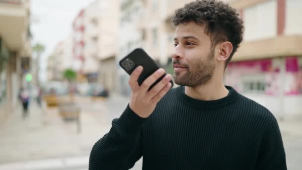Νεαρός Άραβας Άνδρας Χαμογελά Σίγουρος Μιλώντας Στο Smartphone Στο Δρόμο — Αρχείο Βίντεο