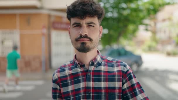 Jonge Spaanse Man Doet Negatief Gebaar Met Duim Straat — Stockvideo