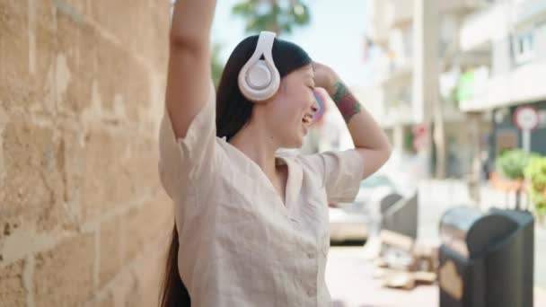 Chinese Woman Smiling Confident Listening Music Dancing Street — Αρχείο Βίντεο