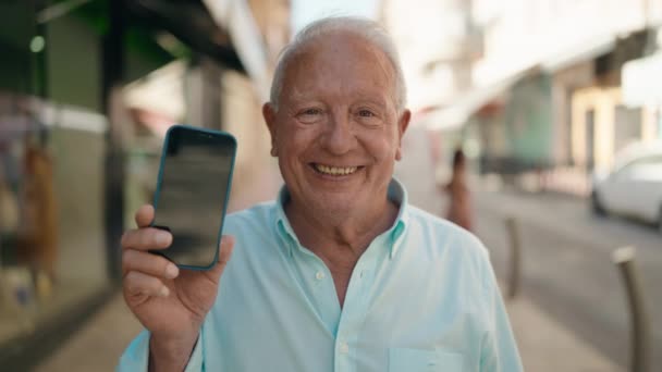 Senior Grijs Harige Man Glimlachend Vol Vertrouwen Tonen App Smartphone — Stockvideo