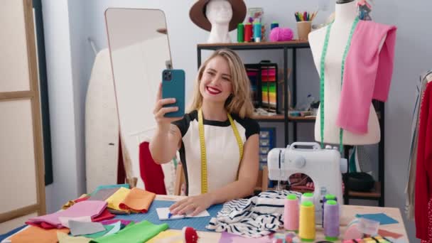 Young Beautiful Hispanic Woman Tailor Smiling Confident Make Selfie Smartphone — Wideo stockowe