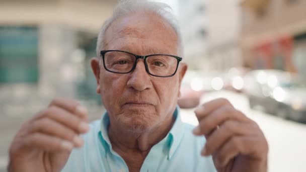 Senior Grijsharige Man Glimlacht Vol Vertrouwen Met Een Bril Straat — Stockvideo