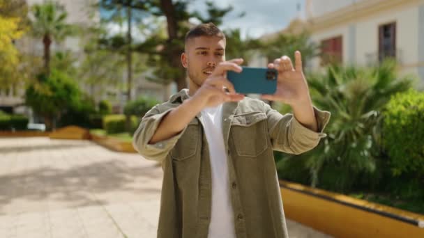 Молодой Латиноамериканец Улыбается Уверенно Делая Селфи Смартфоне Парке — стоковое видео