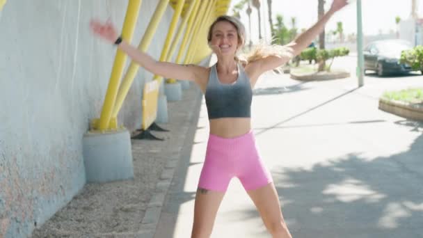 Sokakta Spor Kıyafeti Giyen Genç Sarışın Kadın — Stok video